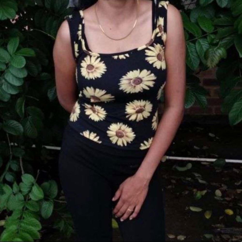BLACK SUNFLOWER PRINT FORM FITTING TANK TOP - Picture 5 of 11